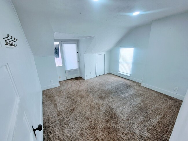 Building Photo - 324 L St E