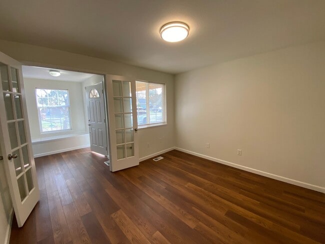 Building Photo - Clean 3 bed well-maintained & pet free hom...