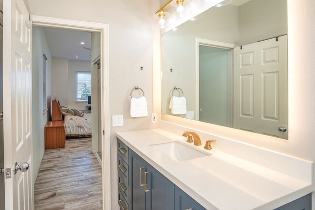 Building Photo - Beautifully Fully Furnished 2 Bed, 2 Bath ...