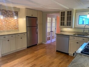 Building Photo - 10 Salem St Ave