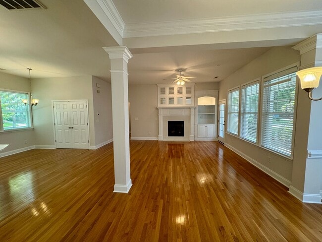 Building Photo - Adorable Home in Brighton Park