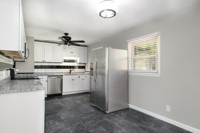 Building Photo - 690 North Dr