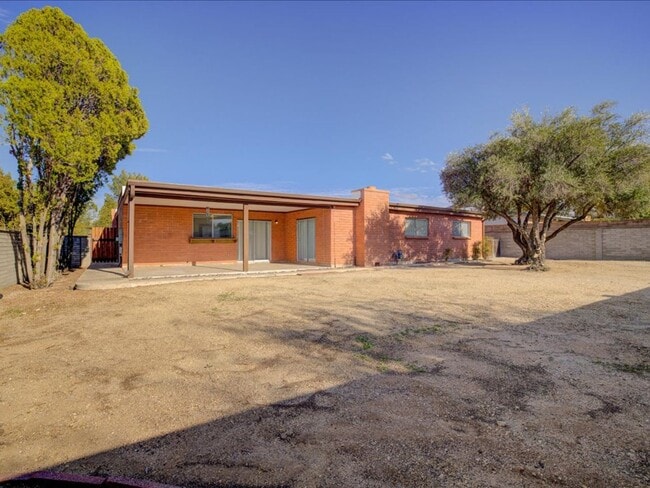 Building Photo - EASTSIDE LOCATION!!!