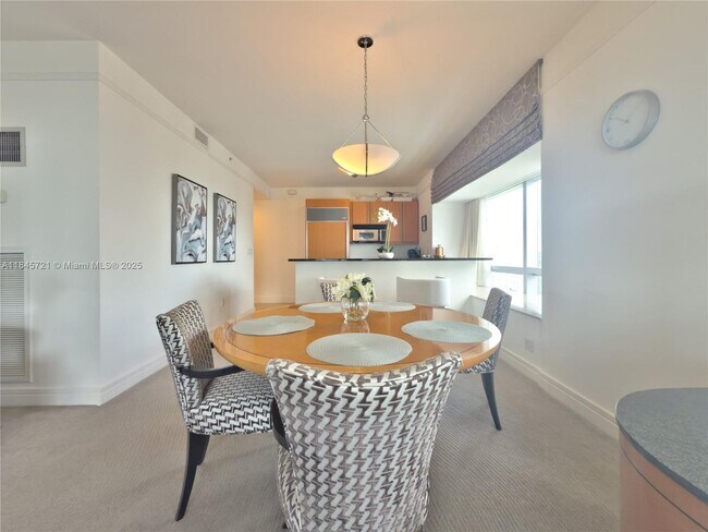 Building Photo - 1435 Brickell Ave