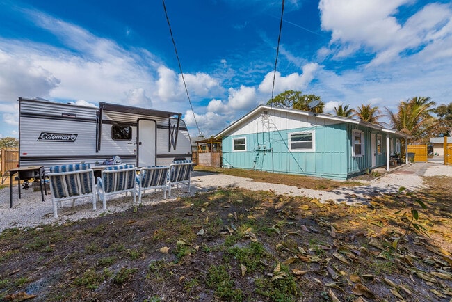 Building Photo - 2658 SE Amherst St