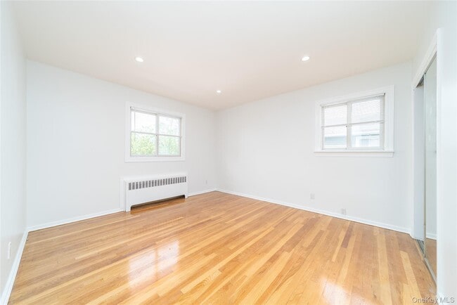 Building Photo - 6 Manor Dr