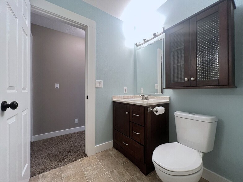 Building Photo - 2541 E Clarene Ct