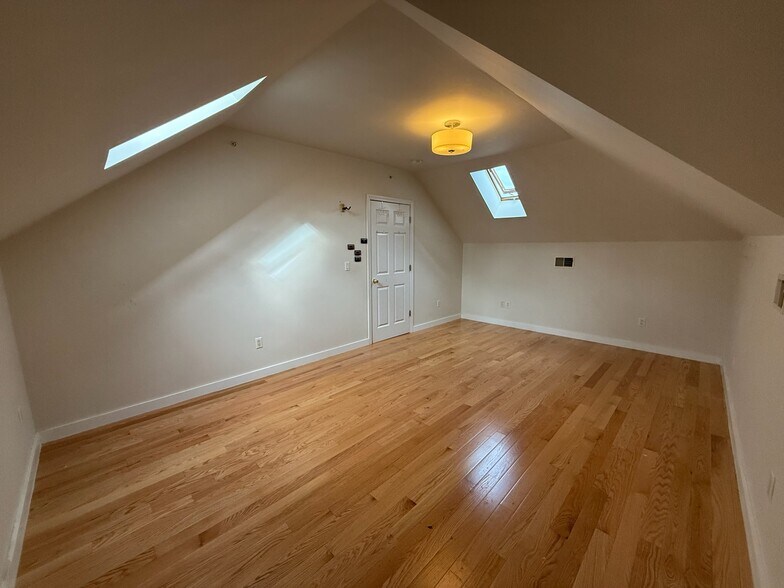 Building Photo - 486 Revere St