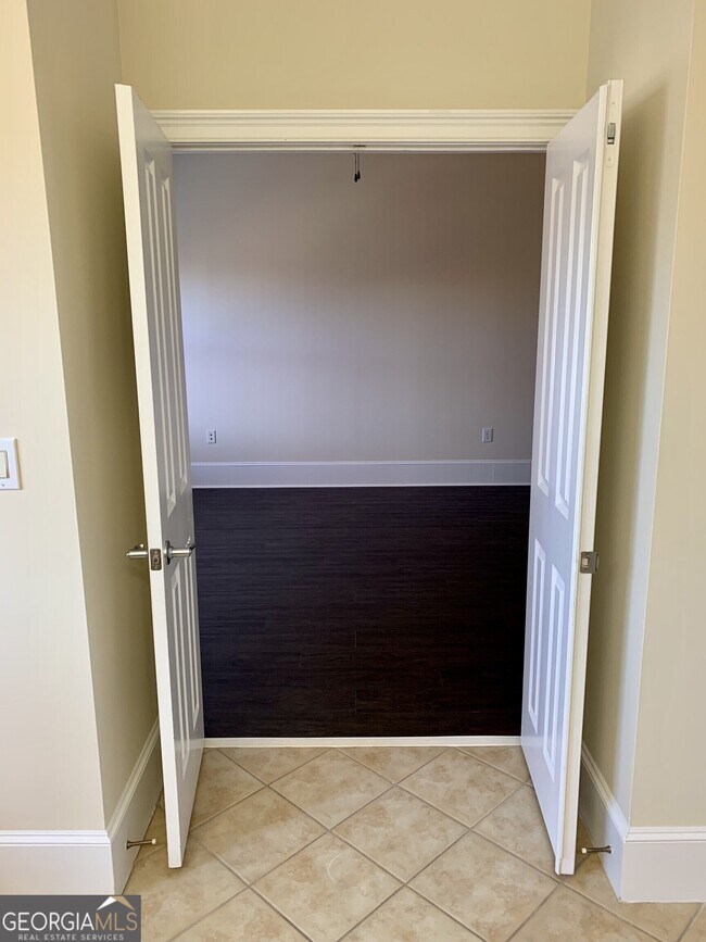 Building Photo - 5460 Glenridge View NE