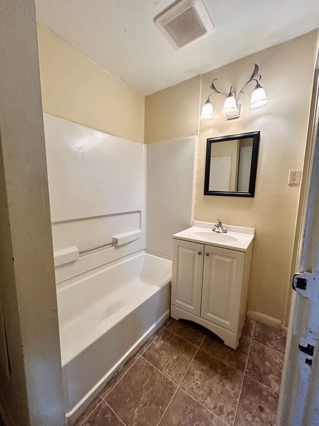 Building Photo - 560 Manor St