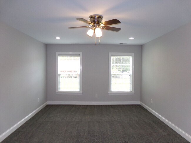 Building Photo - Beautiful Home in Indian Hills