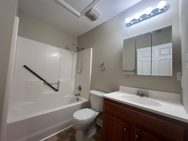 Building Photo - 2004 Grandhaven Dr