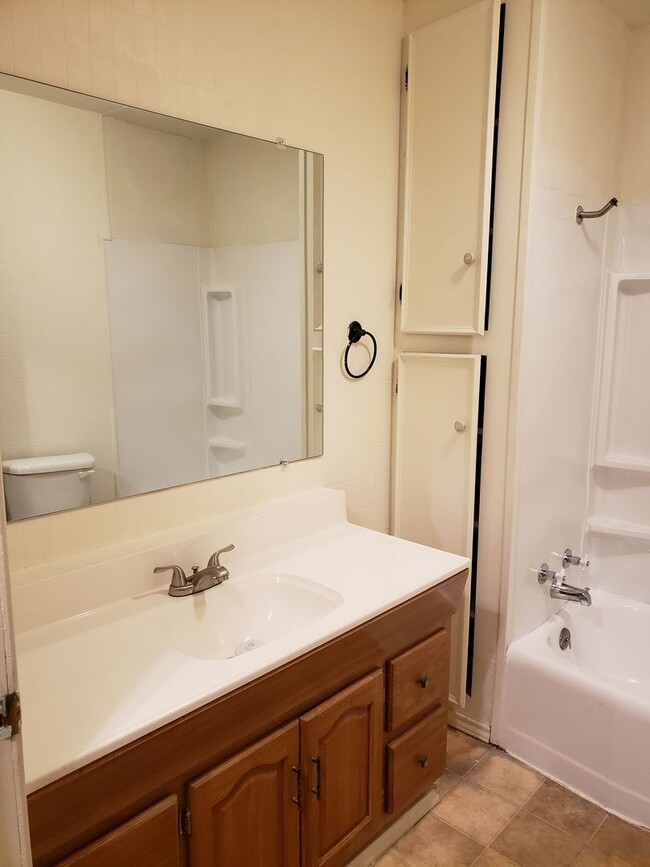 Building Photo - Mid April Move In