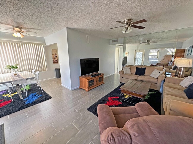 Building Photo - 543 Mansfield M