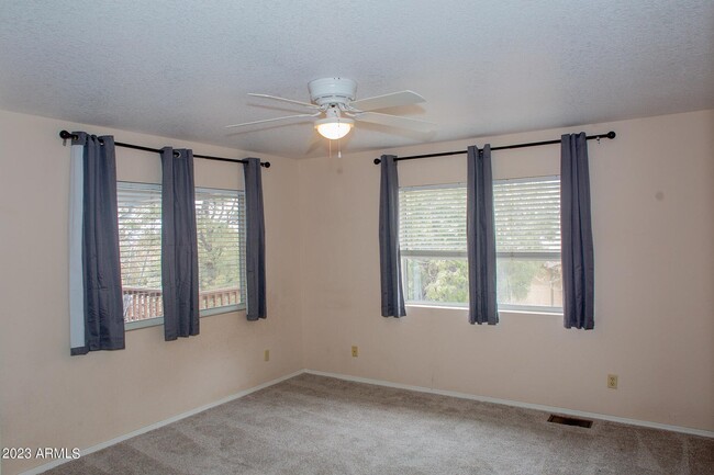 Master bedroom - 1003 N Matterhorn Rd