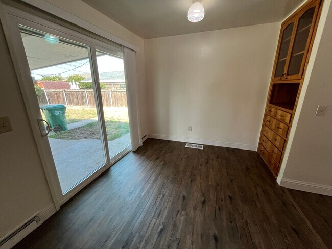 Building Photo - Wonderful Porterville House, Available Now!