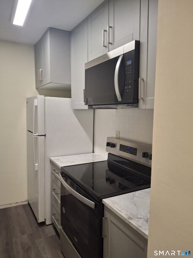 Building Photo - 393 Laurel Ave