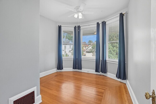 Building Photo - 6 Bed/3 Bath Remodeled Hyde Park Home w/Ce...
