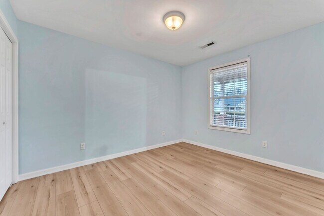 Building Photo - Spacious 3BR, 2BA Townhome with 2-Car Garage & Fireplace $1850/mo rent***