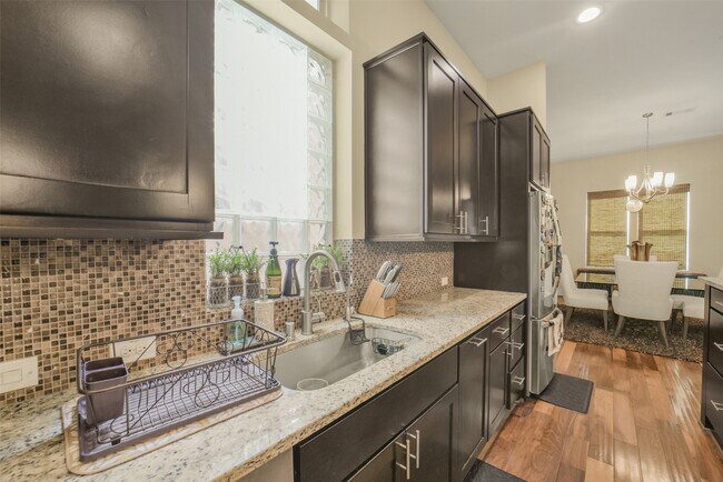 Building Photo - 5425 Hidalgo St