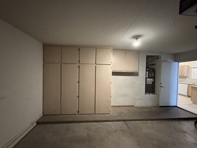 Building Photo - Arrowhead 3/2 with Garage