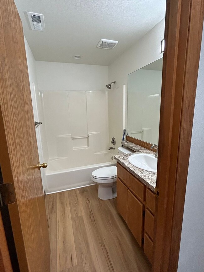 Building Photo - Newly Remodeled 4B/2.5Ba in East Vancouver!