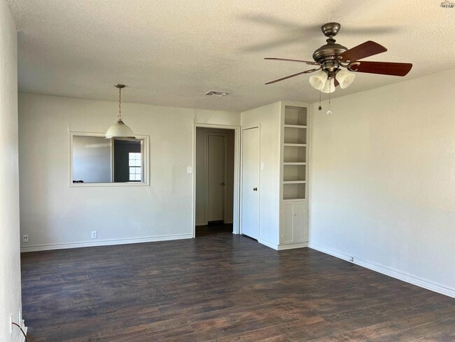 Building Photo - 405 E Spring St