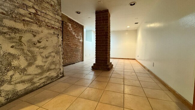 Building Photo - 3 bedroom historic home near U of A Campus and downtown!