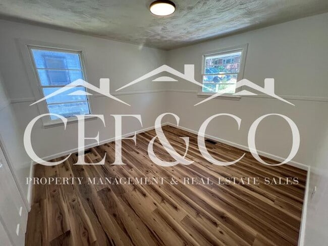 Building Photo - 2 bedroom now available in the City of Spartanburg!