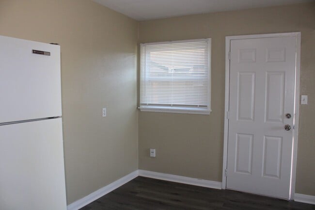 Building Photo - CLOSE TO TINKER! *FIRST FULL MONTH FREE! HOLIDAY SPECIAL!