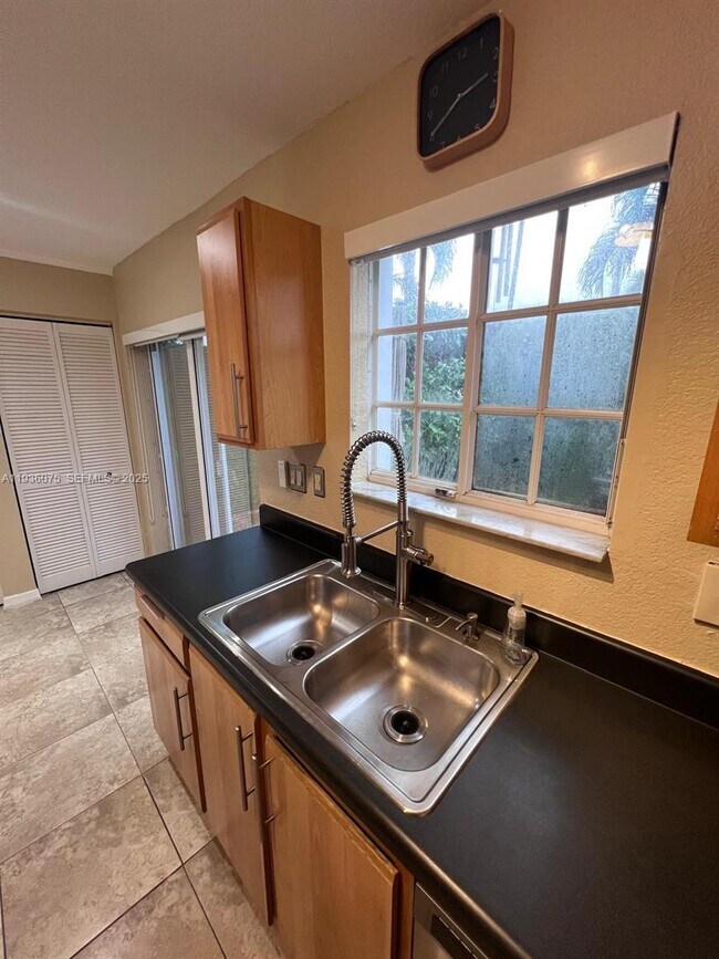 Building Photo - 2098 NE 167th St