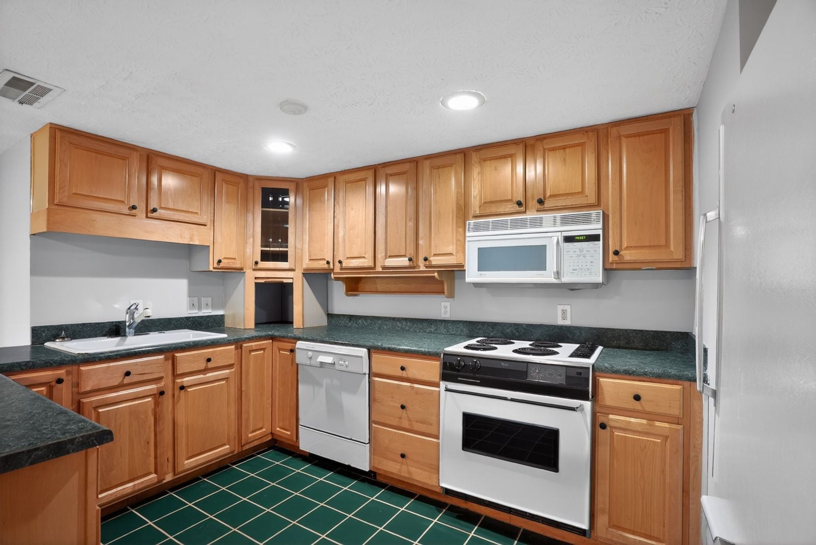 Building Photo - 194 Millbrook Farm Rd