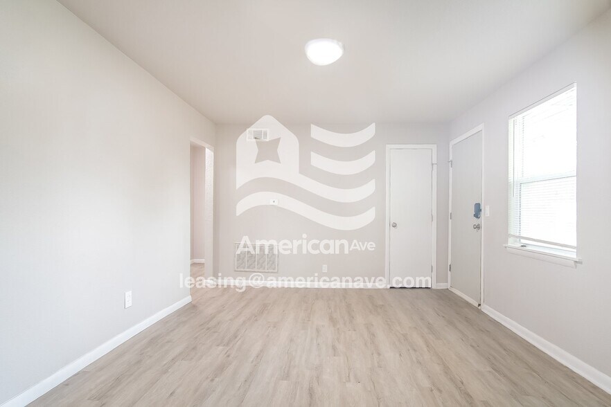 Building Photo - 9 E 49th Pl N