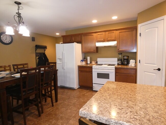 Building Photo - 627 N Edgemere Dr