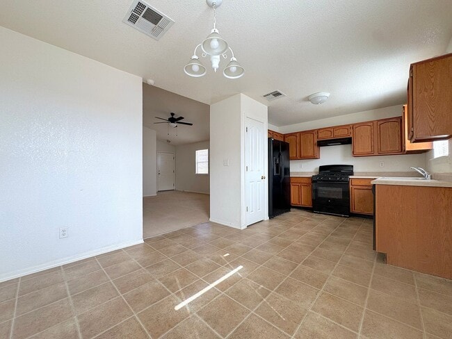 Building Photo - Northeast El Paso 3 Bed Refrig A/C