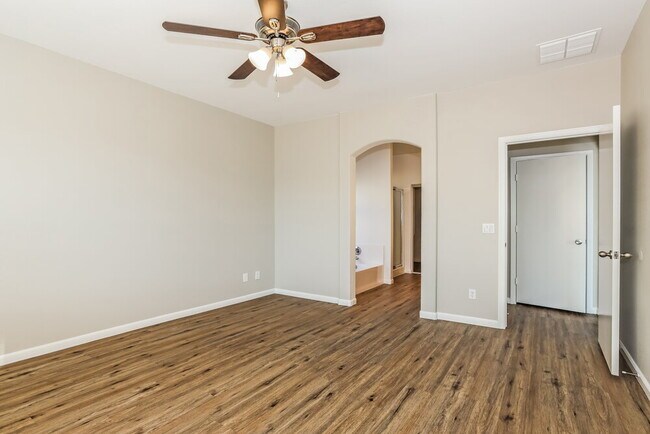 Building Photo - 12901 W Ash St