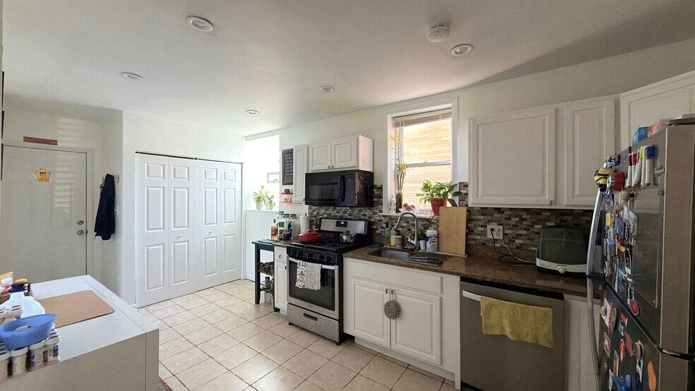 Modern and Spacious Kitchen - 1032 W 31st Pl