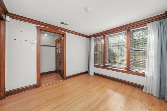 Building Photo - 2026 W Charleston St