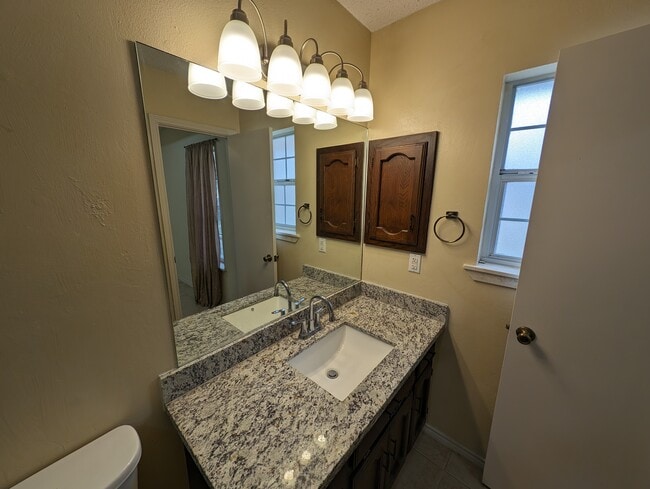 Building Photo - 2213 Lake View Dr