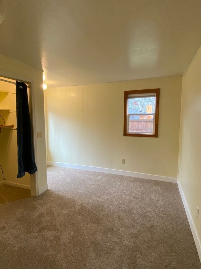 Building Photo - Spacious 4 Bedroom House in South Town!