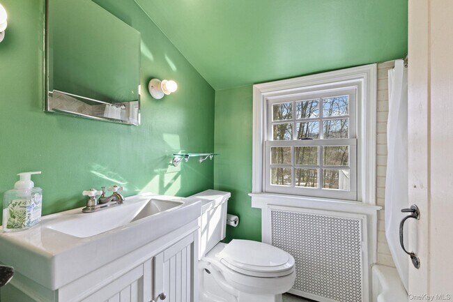 Building Photo - 8 S Bedford Rd