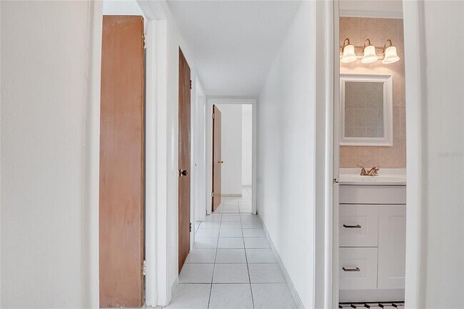 Building Photo - 1040 San Luis Dr
