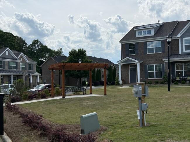 Building Photo - Brand New Townhome in Hickory Ridge School...