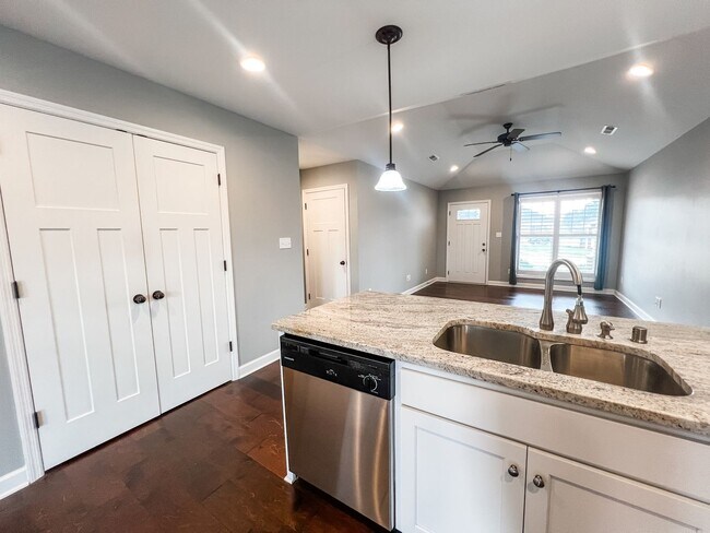 Building Photo - Single-Family Home in Hopkinsville with Fe...