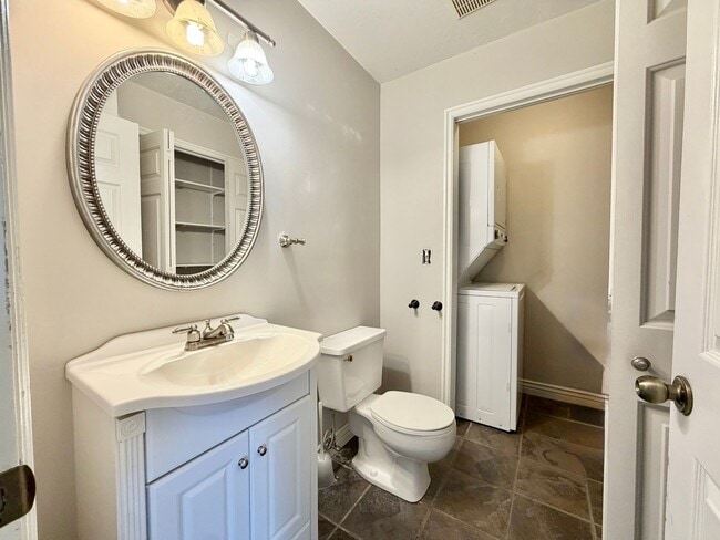 Building Photo - 8758 Oak Park Cir