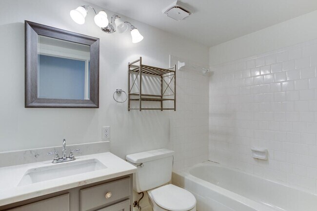 Building Photo - 2 Bedroom condo with Den in Annapolis