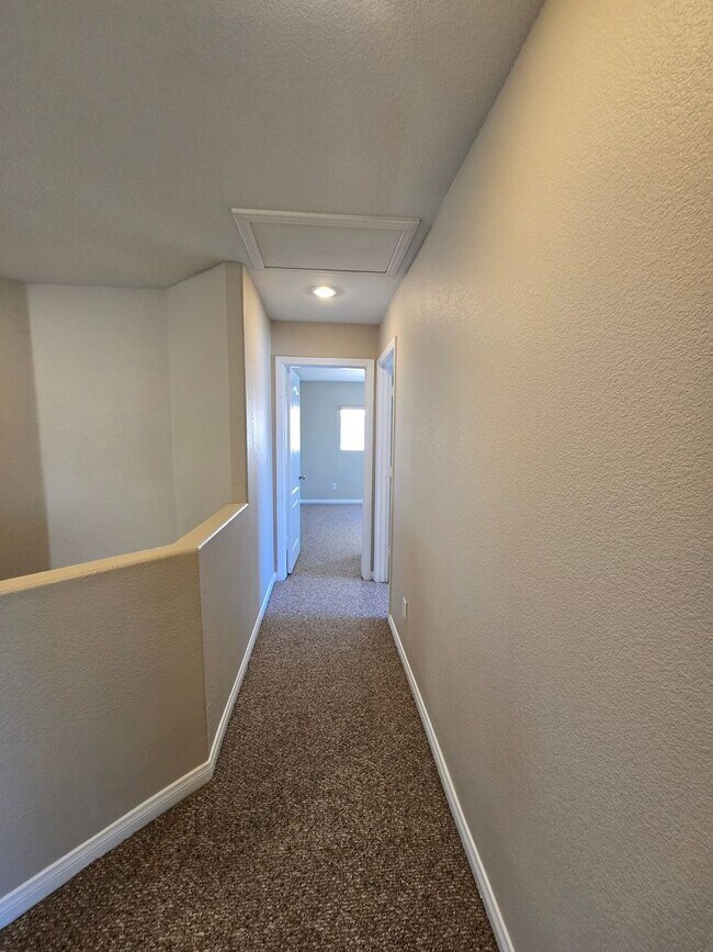 Building Photo - A Spacious 4 Bedroom House in Iron Mountai...