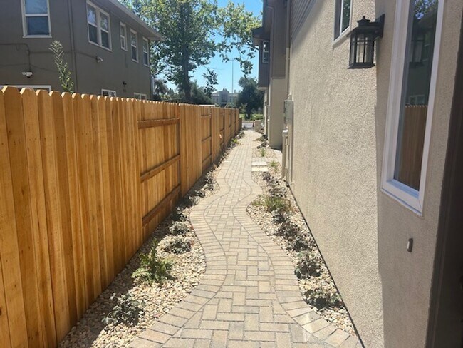 Building Photo - BRAND NEW! 3 bed 2.5 bath Right Next to UCD