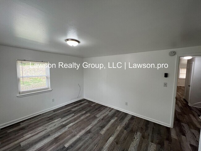 Building Photo - Suburban 743-745
