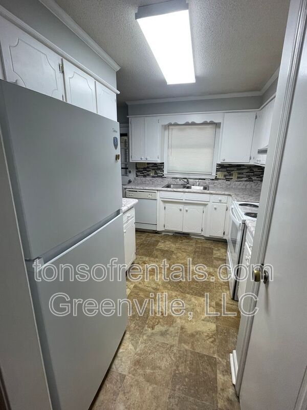 Building Photo - 100 Pinebrook Rd